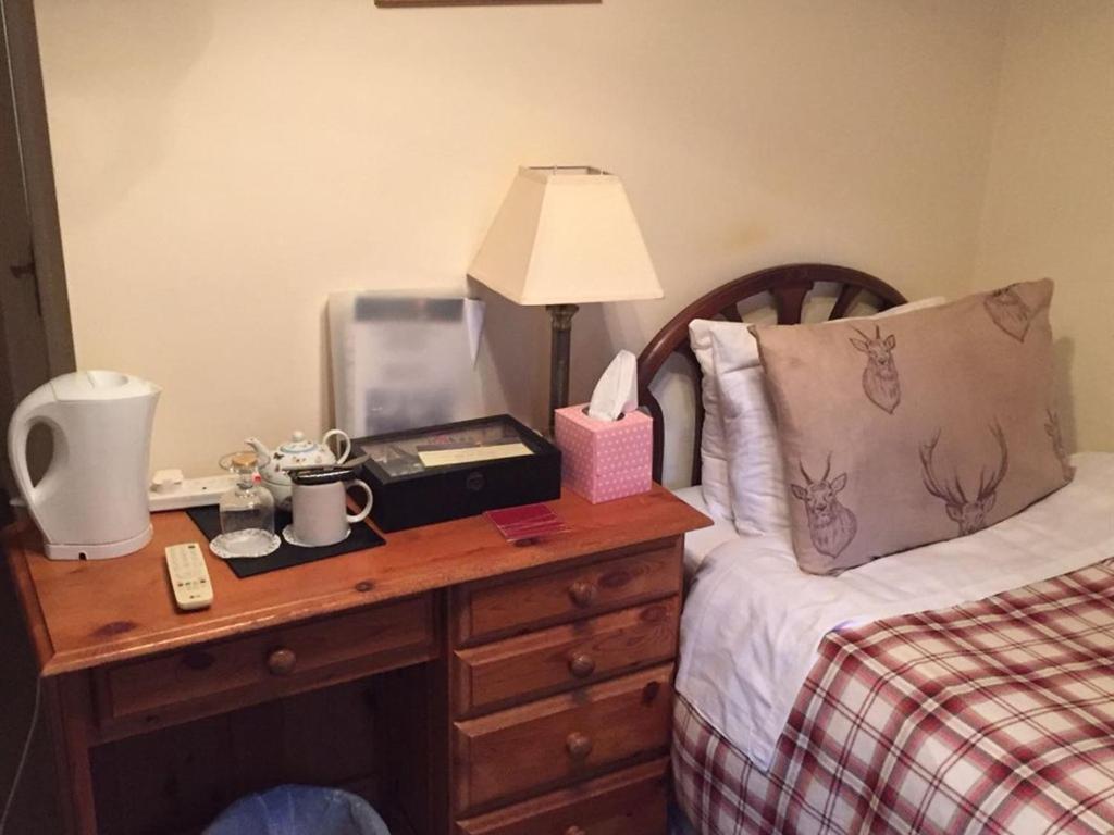 The Waltzing Weasel B&B Birch Vale Room photo