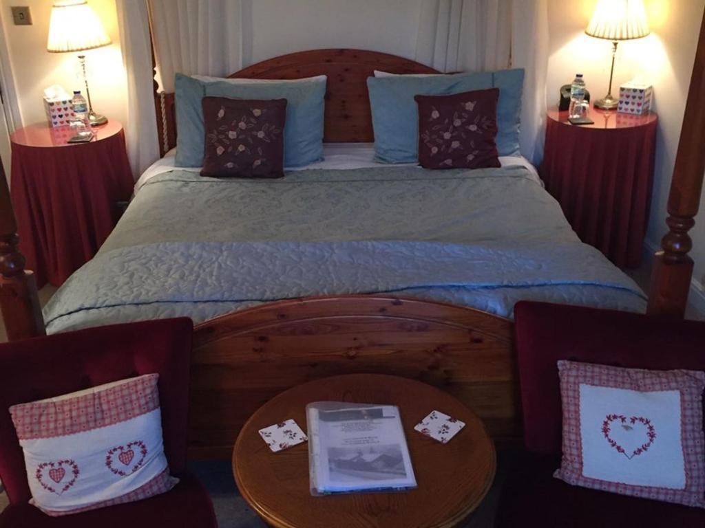 The Waltzing Weasel B&B Birch Vale Room photo