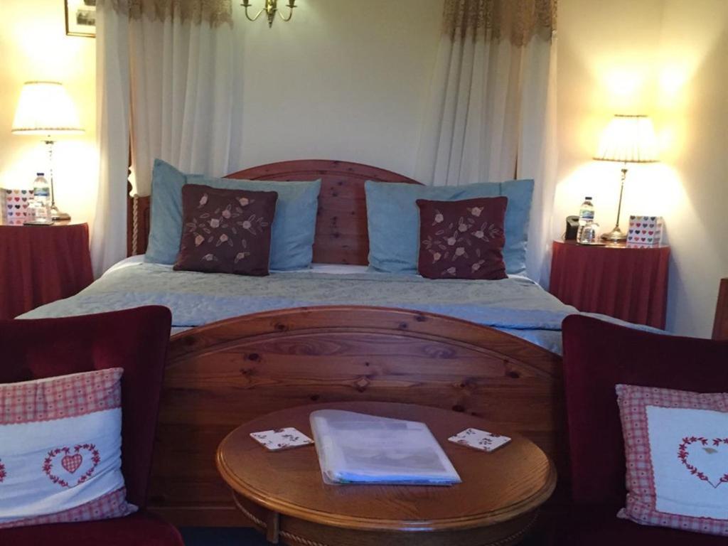 The Waltzing Weasel B&B Birch Vale Room photo